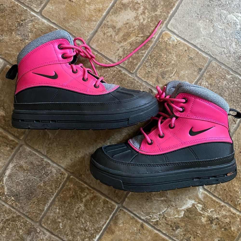 Girls size 2 snow boots Nike